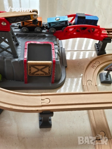 Комплект дървена писта "Hape", снимка 6 - Коли, камиони, мотори, писти - 52554237