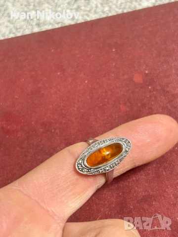Дамски сребърен пръстен с кехлибар