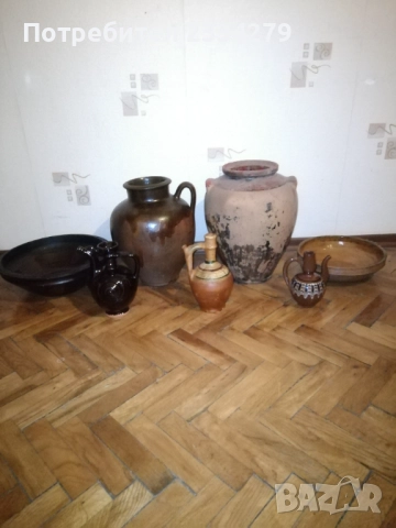 Стари глинени-каменни съдове от различни години и грънчари. 