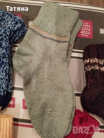 Ръчно плетени вълнени чорапи , снимка 5 - Дамски чорапи - 47840162