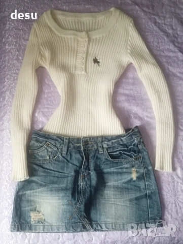 Бежовл-бял топ, който прилепва по талията нежно