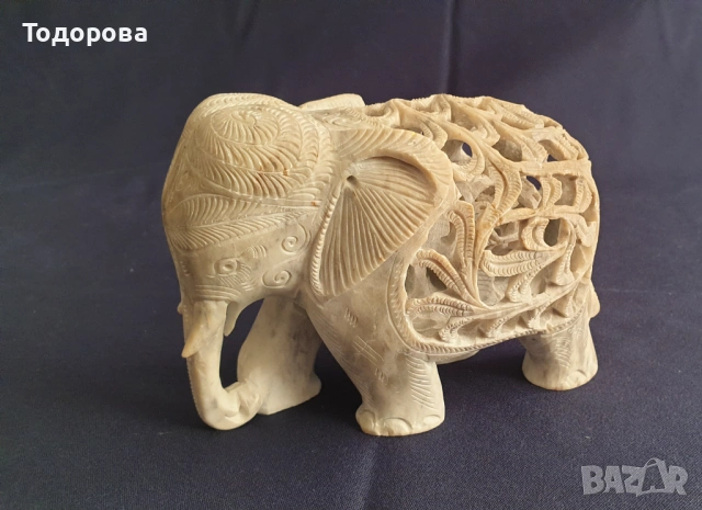 Пластика на слоница майка от мрамор-сапунен камък