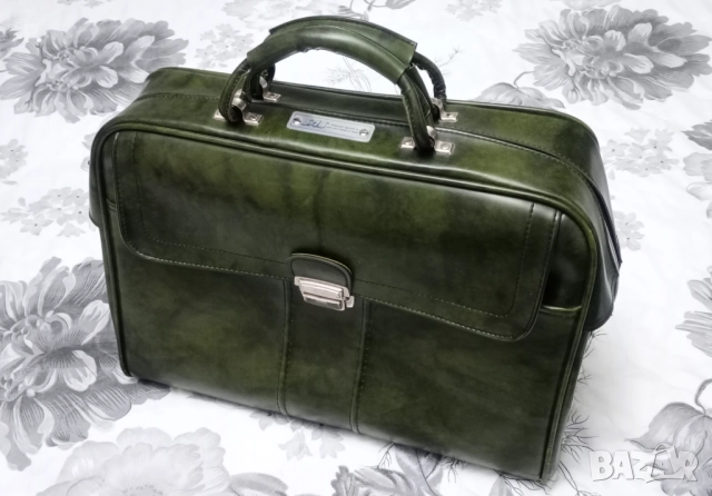 Зелена кожена чанта за документи или ръчен багаж