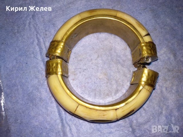 ВНУШИТЕЛНА СТАРИННА ТИБЕТСКА БРОНЗОВА ОРНАМЕНТИРАНА ГРИВНА с КАМИЛСКА КОСТ Нужда от НОВ ЩИФТ! 61751, снимка 13 - Антикварни и старинни предмети - 41096233