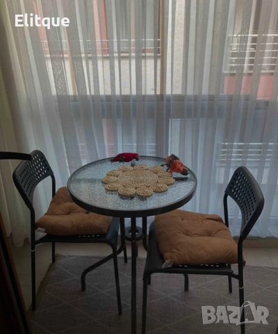 Минимализъм и стабилност в едно – стилна масичка за кафе на открито