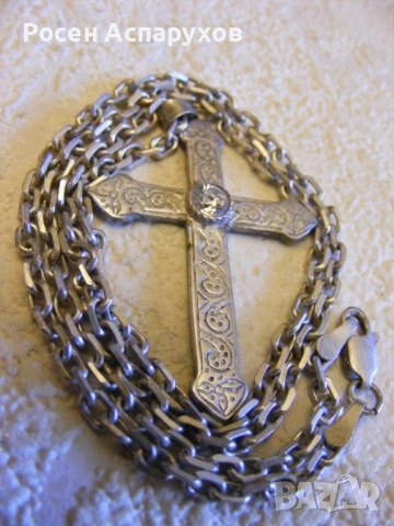 Красив И Стилен Сребърен Кръст С Ланец