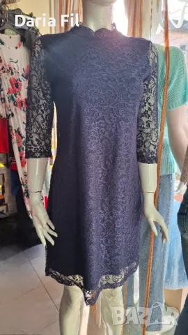 Тъмносиня дантелена рокля с прозрачни ръкави 