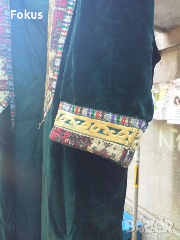 Кафтан Носия изработена от зелено кадифе и бродерия с сърма, снимка 3 - Антикварни и старинни предмети - 53469823