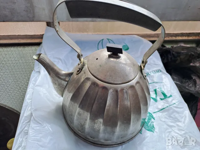 Стар метален чайник, снимка 3 - Антикварни и старинни предмети - 50371147