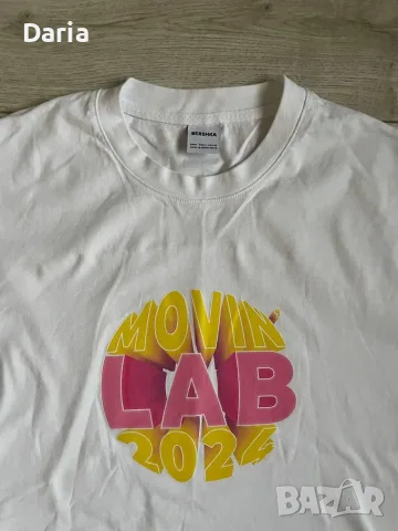 Дамска тениска Bershka в бял цвят Movin Lab Camp 2024, снимка 2 - Тениски - 55875527