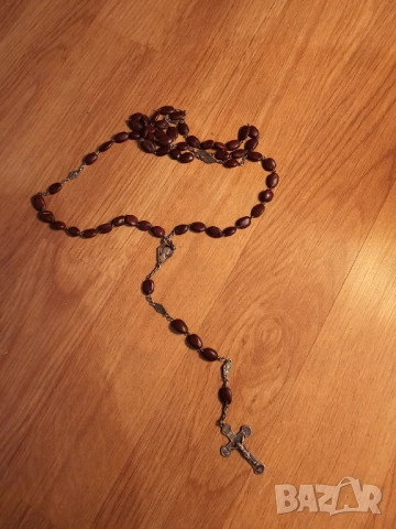 Стара молитвена броеница от франция Лурд с кръст света богородица  исус и кафяви зърна  за да ви паз