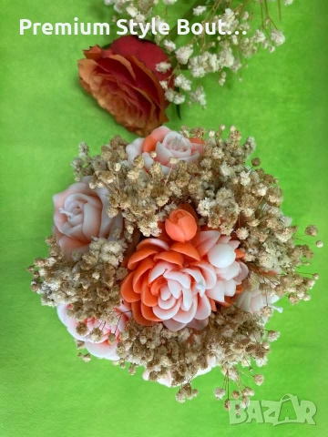 Нежни рози в меки прасковени нюанси, обгърнати от ефирен гипсофил, събрани в бяла керамична кашпа., снимка 5 - Декорация за дома - 53747596