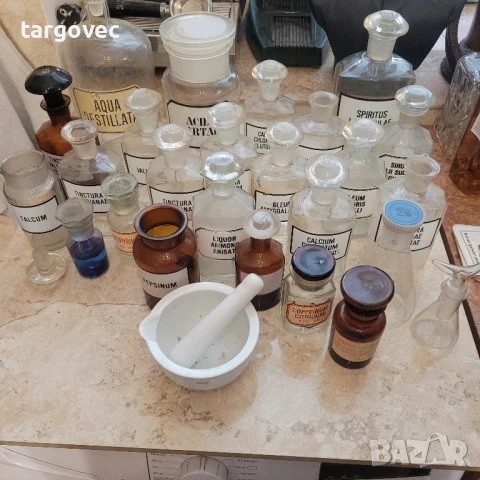 голяма колекция аптекарски шишета