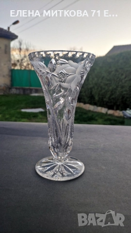 Кристална ваза с матирани цветя