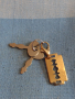 Две ключета за дипломатическо куфарче с ключодържател за КОЛЕКЦИЯ ДЕКОРАЦИЯ 44031, снимка 1 - Колекции - 44790816
