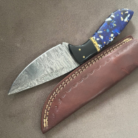 Ловен нож от Дамаска стомана дръжка смола и месинг кожена кания, снимка 4 - Ножове - 44745235