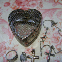 Красива ръчно направена кутийка  със сребърни накити, снимка 1 - Антикварни и старинни предмети - 44807983