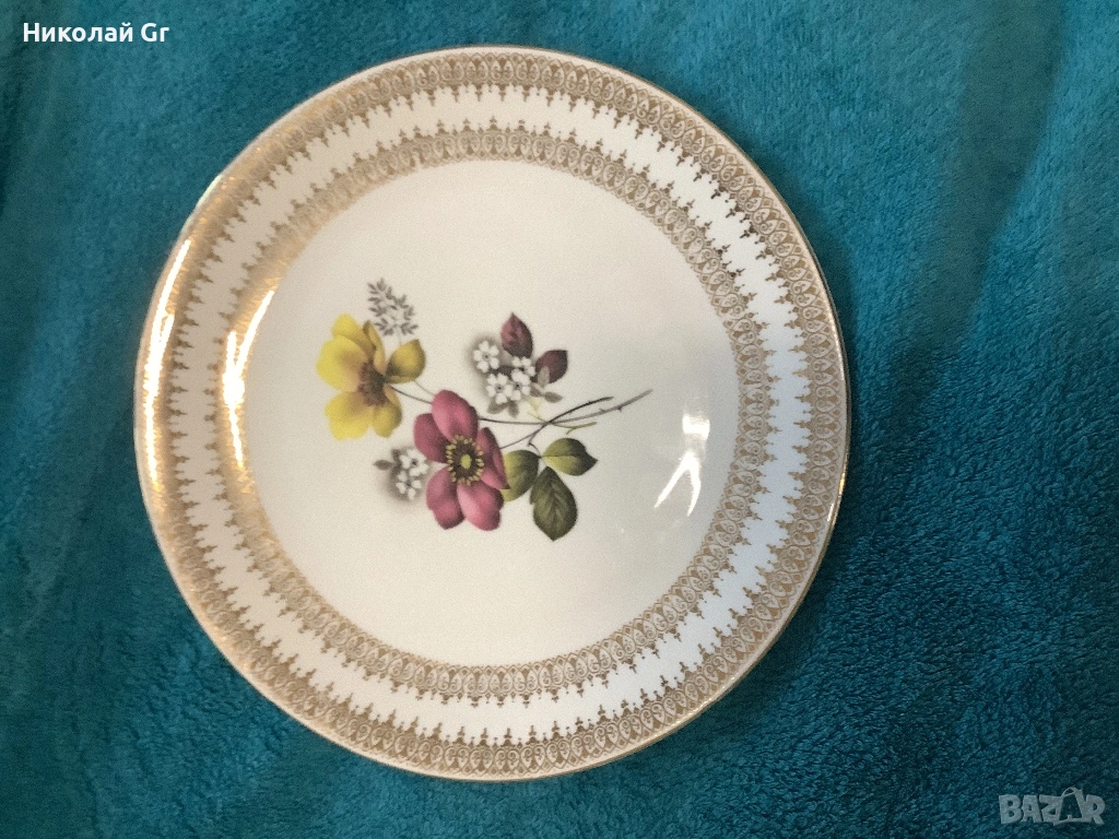 Порцеланова чиния  позлата ръчно рисувана  произведено в Германия  1950 години отличен състояние, снимка 1