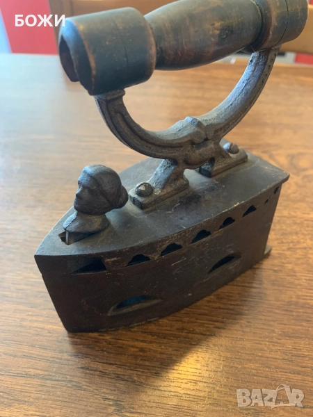 🪔 Антикварна чугунена въгленна ютия с дървена дръжка – Швейцария, снимка 1