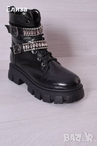 Лачени Кубинки боти 38 на лека платформа нови с акцент катарами с кристалчета, снимка 3 - Дамски боти - 34738872