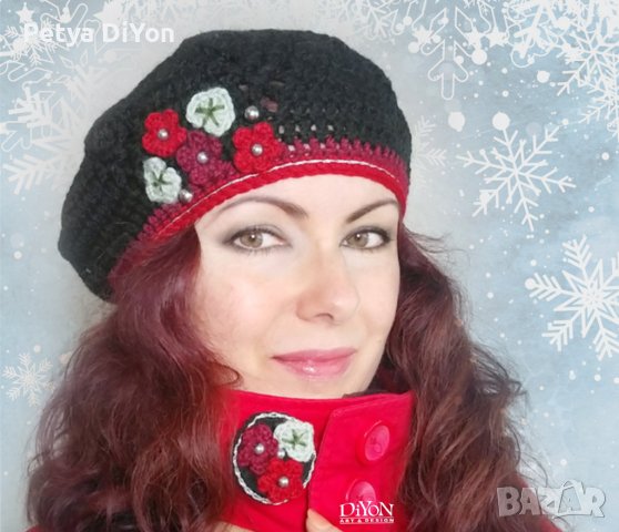 Ръчно плетена дамска шапка тип барета в червено и черно, снимка 1 - Шапки - 39532534