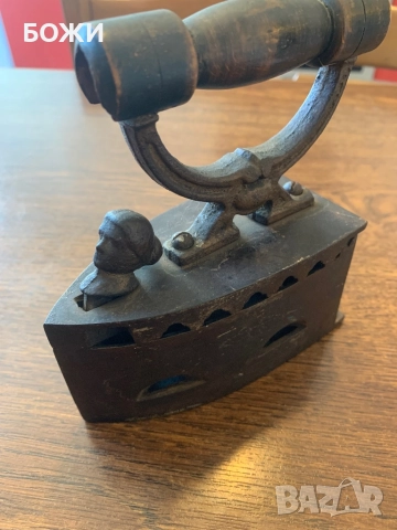 🪔 Антикварна чугунена въгленна ютия с дървена дръжка – Швейцария
