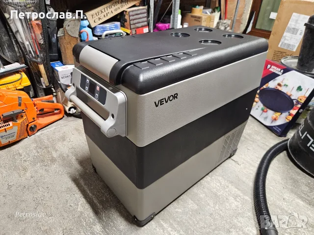 ЧИСТО НОВ Компресорен хладилник с фризер VEVOR 55L (12V/24V/220V)