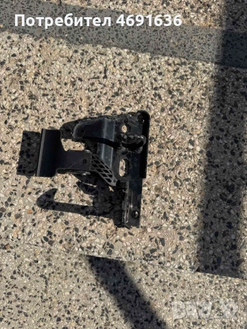 Осигурителна кука на преден капак на Ауди Audi A6 4f C6 само за 30лв. 4f0823480A