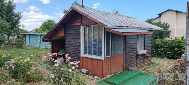 Парцел в регулация, бунгало, ток, вода, сондаж, овощни дръвчета.