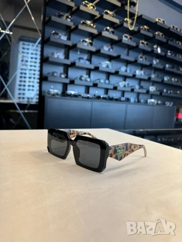 очила с черен обикновен калъф и ув защита prada , снимка 3 - Слънчеви и диоптрични очила - 51335521