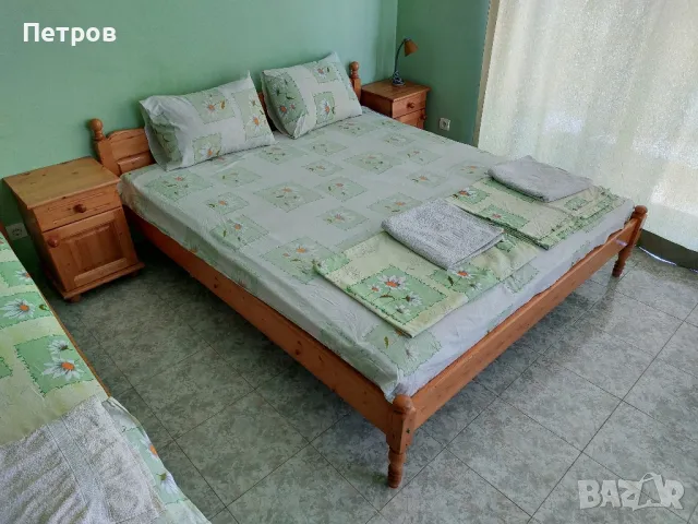 Спални и легла с матраци, маси-тоалетки от чам масив