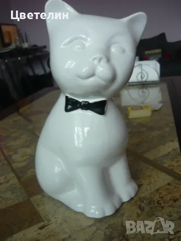 Голяма порцеланова котка на ELPA Alcobaca - за колекция