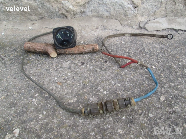 Прибор от стар самолет - термометър с термосонда. Добавен и амперметър