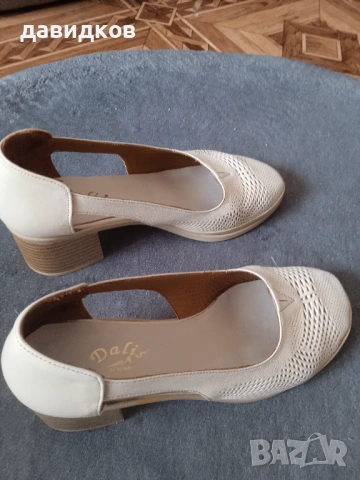 Летни дамски обувки.