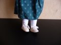 Порцеланова кукла със зелена рокля и панделки готина, снимка 4