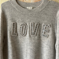 H&M Пуловер с надпис LOVE с перли и пайети S размер 🤍🩶, снимка 2 - Блузи с дълъг ръкав и пуловери - 44767716