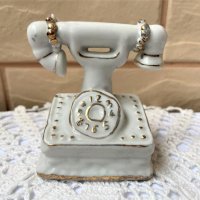 Красив малък телефон от порцелан със златен кант , снимка 1 - Антикварни и старинни предмети - 41397346