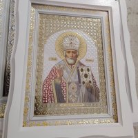Икона "Свети Николай Чудотворец" с  бяла дървена рамка, снимка 1 - Икони - 31355481