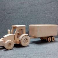Декоративен дървен трактор с ремарке DMAR 179N2, снимка 1 - Други ценни предмети - 30502387