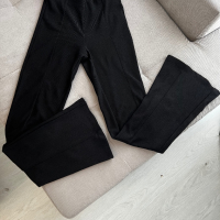 Дамски черен панталон с широк крачол тип чарлстон, S размер, снимка 1 - Панталони - 44790275
