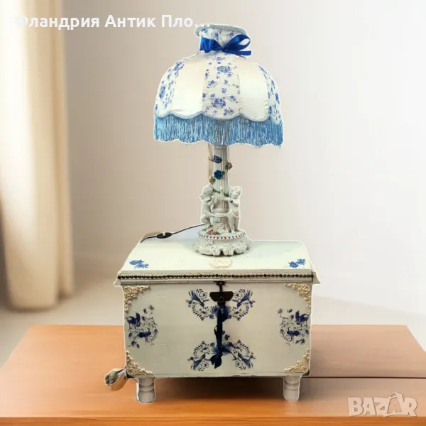 Старинна порцеланова лампа с херувими, снимка 1