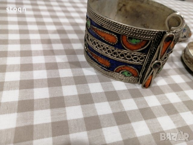 Сачанена гривна емайл