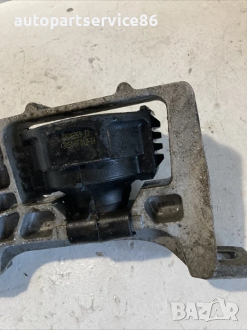 Дясна конзола за монтаж на двигател за Volvo C30 1.6 TDI (2012) 3M516F012BH, снимка 3 - Части - 53833160