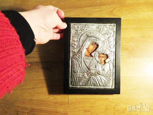 красива икона на богородица, Дева Мария с младенеца във византийски стил с метален обков, снимка 3 - Икони - 36117817