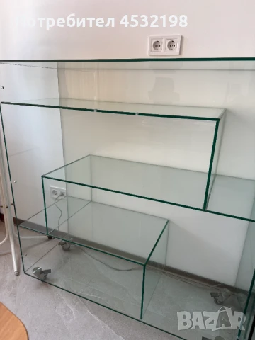 Стъклен шкаф / витрина, снимка 3 - Секции и витрини - 51010665