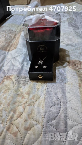 Вечна роза с бижу колие и обеци - прожектор "Обичам те на 100 езика", 