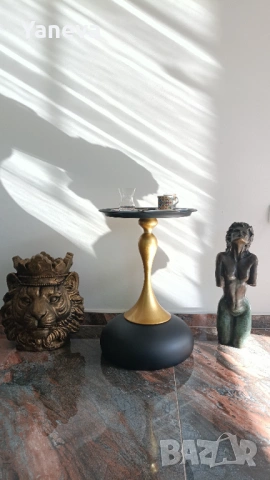 Метална , помощна маса в златисто и черно. , снимка 2 - Маси - 53682419