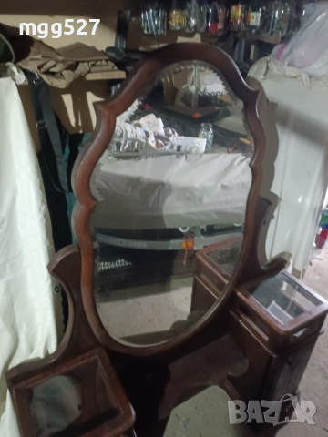 Продавам старинна тоалетка с огледало, снимка 2 - Тоалетки - 44621343