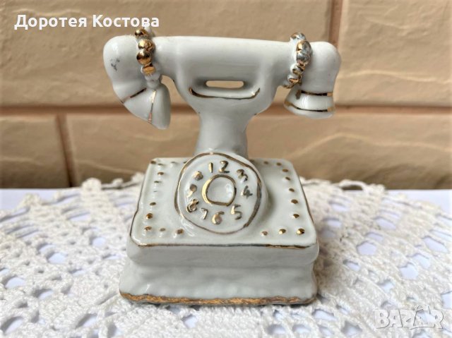 Красив малък телефон от порцелан със златен кант , снимка 1 - Антикварни и старинни предмети - 41397346