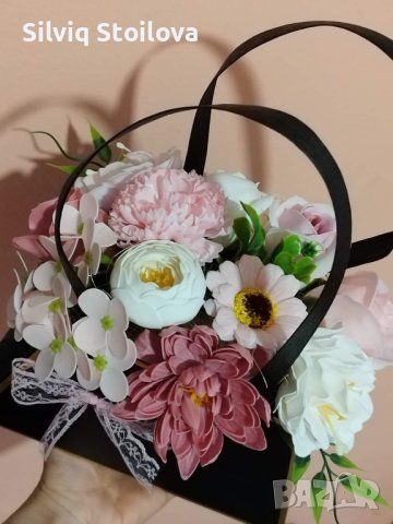 Невероятни свежи чанти👜 със сапунени цветя подходящи за учители и за вашите специални поводи🌸🍀🌸 , снимка 6 - Подаръци за жени - 41927023